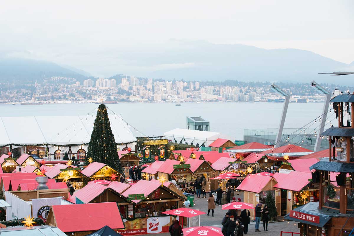 ジャック・ポール・プラザで開催されているバンクーバー・クリスマスマーケット。Photo credit Lindsay Elliot/Vancouver Christmas Market