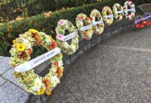 日系リメンバランスデーでも、特別な思いで平和を願う 式典前に並べられた花輪。2023年11月11日、バンクーバー市。Photo by Japan Canada Today