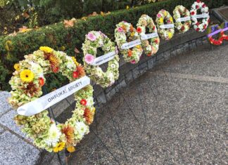 日系リメンバランスデーでも、特別な思いで平和を願う 式典前に並べられた花輪。2023年11月11日、バンクーバー市。Photo by Japan Canada Today