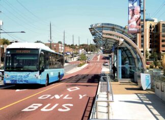 トランスリンク、ラピッドバスの新しい3路線を発表 トランスリンクがBRTの好例として紹介したオンタリオ州ヨーク地区を走るBRT。Image from Translink