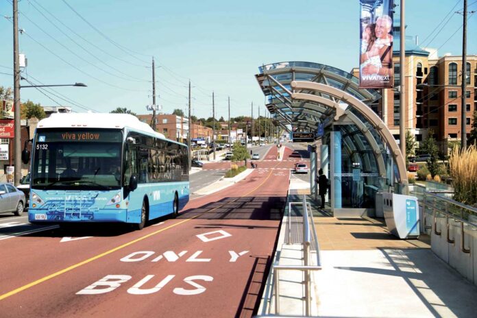 トランスリンクがBRTの好例として紹介したオンタリオ州ヨーク地区を走るBRT。Image from Translink