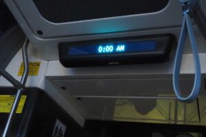 「０：００　ＡＭ」と表示されたウィニペグ・トランジットの路線バスのデジタル時計（２０２３年１月１日、大塚圭一郎撮影）