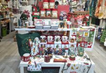 バンクーバーの小売店業界2024年の展望(前編):Crescent Moon Enterprisesオーナー佐藤広樹さんに聞く クリスマス商戦真っただ中、店頭にもクリスマス商品が並ぶ。2023年11月27日、バンクーバー市。Photo by Japan Canada Today