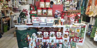 バンクーバーの小売店業界2024年の展望(前編):Crescent Moon Enterprisesオーナー佐藤広樹さんに聞く クリスマス商戦真っただ中、店頭にもクリスマス商品が並ぶ。2023年11月27日、バンクーバー市。Photo by Japan Canada Today