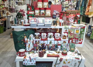 バンクーバーの小売店業界2024年の展望(前編):Crescent Moon Enterprisesオーナー佐藤広樹さんに聞く クリスマス商戦真っただ中、店頭にもクリスマス商品が並ぶ。2023年11月27日、バンクーバー市。Photo by Japan Canada Today