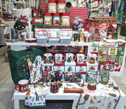 バンクーバーの小売店業界2024年の展望(前編):Crescent Moon Enterprisesオーナー佐藤広樹さんに聞く クリスマス商戦真っただ中、店頭にもクリスマス商品が並ぶ。2023年11月27日、バンクーバー市。Photo by Japan Canada Today