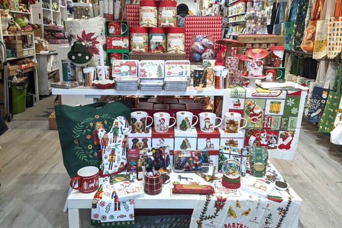 クリスマス商戦真っただ中、店頭にもクリスマス商品が並ぶ。2023年11月27日、バンクーバー市。Photo by Japan Canada Today