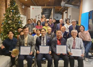 日本カナダ商工会議所【クリスマスの集いと第3回「小松和子アワード」授賞式】 受賞者と日本カナダ商工会議所会員と一緒に。写真:日本カナダ商工会議所