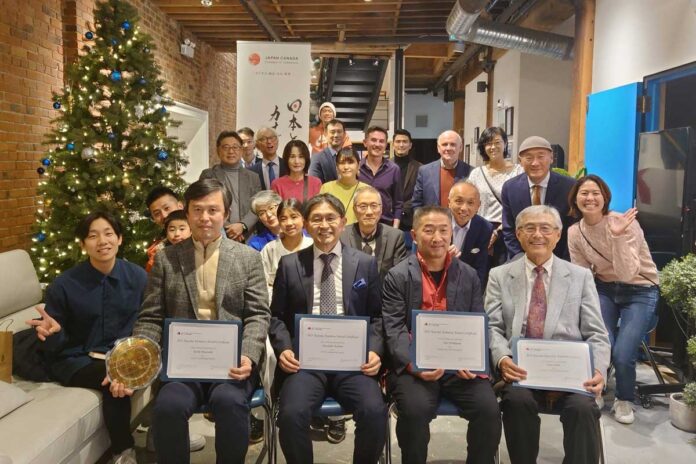 受賞者と日本カナダ商工会議所会員と一緒に。写真：日本カナダ商工会議所