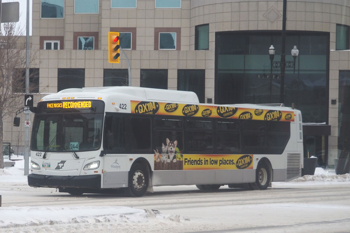ウィニペグ市街地を走るウィニペグ・トランジットの路線バス（２０２２年１２月２７日、大塚圭一郎撮影）