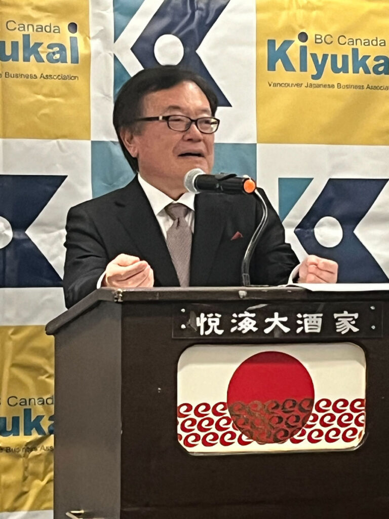 岡本会長のあいさつ。2023年12月3日、バンクーバー市。写真：企友会