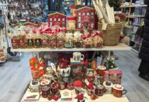 バンクーバーの小売店業界2024年の展望(後編):Crescent Moon Enterprisesオーナー佐藤広樹さんに聞く クリスマス商戦真っただ中、店頭にもクリスマス商品が並ぶ。2023年11月27日、バンクーバー市。Photo by Japan Canada Today