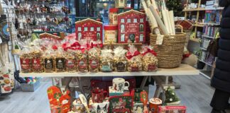 バンクーバーの小売店業界2024年の展望(後編):Crescent Moon Enterprisesオーナー佐藤広樹さんに聞く クリスマス商戦真っただ中、店頭にもクリスマス商品が並ぶ。2023年11月27日、バンクーバー市。Photo by Japan Canada Today