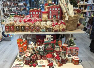 バンクーバーの小売店業界2024年の展望(後編):Crescent Moon Enterprisesオーナー佐藤広樹さんに聞く クリスマス商戦真っただ中、店頭にもクリスマス商品が並ぶ。2023年11月27日、バンクーバー市。Photo by Japan Canada Today