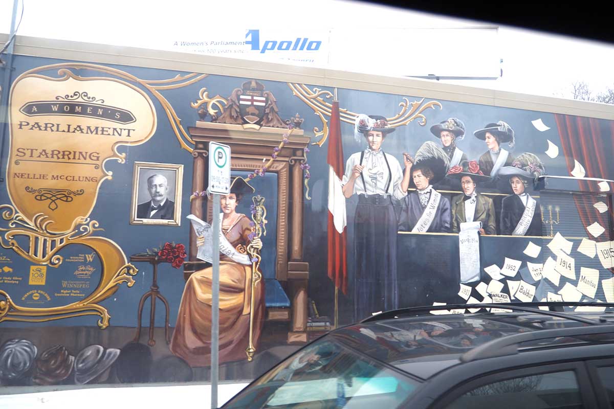 ウィニペグ市内で見つけたネリー・マクラングさんらを描いた壁画（２０２２年１２月２７日、大塚圭一郎撮影）