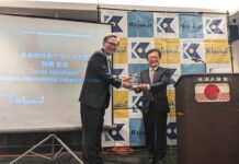 第20回 日系ビジネスアワード&クリスマスパーティ 大賞を受賞された諸橋 富雄様。2023年12月3日、バンクーバー市。写真:企友会