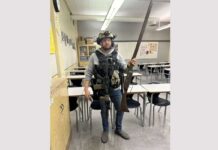 高校に教師がレプリカのライフルを持ち込み大騒動に バンクーバー市警察がウェブサイトで公開したレプリカライフル。Photo from Vancouver Police Department