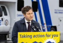 トラックと高架橋の衝突事故、罰金引き上げなど対策を強化 高さ制限を超えた車両への罰金などを定めた対策強化を発表するフレミング運輸大臣。2023年12月14日、デルタ市。Photo by the Government of British Columbia