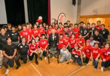 朝日ベースボール創設10周年、上西ケイさん102歳誕生祝い 上西ケイさん(前列中央)を囲んで、朝日選手とコーチ、関係者と。2024年1月7日、日系文化センター・博物館。Photo by ©Koichi Saito/Japan Canada Today