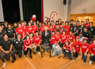 朝日ベースボール創設10周年、上西ケイさん102歳誕生祝い 上西ケイさん(前列中央)を囲んで、朝日選手とコーチ、関係者と。2024年1月7日、日系文化センター・博物館。Photo by ©Koichi Saito/Japan Canada Today