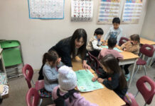 グラッドストーン日本語学園の1月行事「お正月遊び」 すごろく。写真:グラッドストーン日本語学園