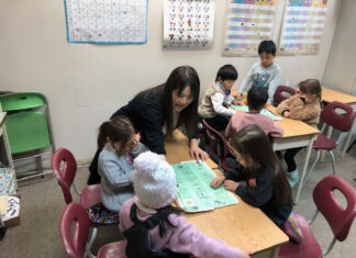 グラッドストーン日本語学園の1月行事「お正月遊び」 すごろく。写真:グラッドストーン日本語学園