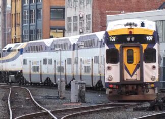 「カナダ“乗り鉄”の旅」第9回 ご乗車は「日曜はダメよ」の“ゆとり運行”路線~世界で5番目に住みやすい都市・バンクーバー編 カナダ・バンクーバーで運行している「ウエスト・コースト・エクスプレス」(WCE)の2階建て客車(2023年12月22日、大塚圭一郎撮影)