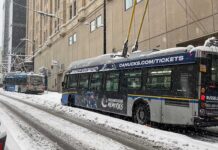 バンクーバーが記録的な大雪で交通網に乱れ、学校は2日連続で休校に バンクーバーダウンタウンを襲った大雪で立ち往生するバス。2024年1月17日。Photo by Koichi Saito