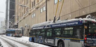 バンクーバーが記録的な大雪で交通網に乱れ、学校は2日連続で休校に バンクーバーダウンタウンを襲った大雪で立ち往生するバス。2024年1月17日。Photo by Koichi Saito