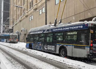 バンクーバーが記録的な大雪で交通網に乱れ、学校は2日連続で休校に バンクーバーダウンタウンを襲った大雪で立ち往生するバス。2024年1月17日。Photo by Koichi Saito