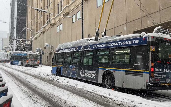 バンクーバーダウンタウンを襲った大雪で立ち往生するバス。2024年1月17日。Photo by Koichi Saito