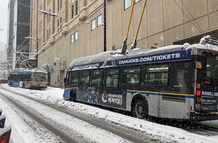バンクーバーが記録的な大雪で交通網に乱れ、学校は2日連続で休校に バンクーバーダウンタウンを襲った大雪で立ち往生するバス。2024年1月17日。Photo by Koichi Saito