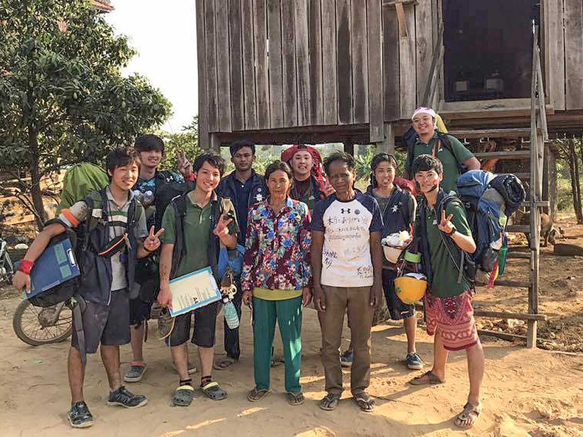 カンボジアの小学校建設の際、連れて行った日本の大学生とホームステイ先の家族。写真提供：高井洋季さん