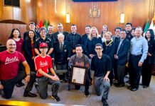 バンクーバー市、1月11日をVancouver Asahi Dayに設定 上西ケイさんを囲んで、シム市長、市議、朝日チームと。2024年1月11日、バンクーバー市。Photo by Koichi Saito/Japan Canada Today