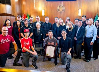 バンクーバー市、1月11日をVancouver Asahi Dayに設定 上西ケイさんを囲んで、シム市長、市議、朝日チームと。2024年1月11日、バンクーバー市。Photo by Koichi Saito/Japan Canada Today