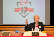 バンクーバー朝日元選手、上西ケイさん死去 誕生祝いの大きなケーキの前で微笑む上西ケイさん。2024年1月7日、日系文化センター・博物館。Photo by ©Koichi Saito/Japan Canada Today