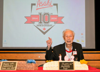 バンクーバー朝日元選手、上西ケイさん死去 誕生祝いの大きなケーキの前で微笑む上西ケイさん。2024年1月7日、日系文化センター・博物館。Photo by ©Koichi Saito/Japan Canada Today