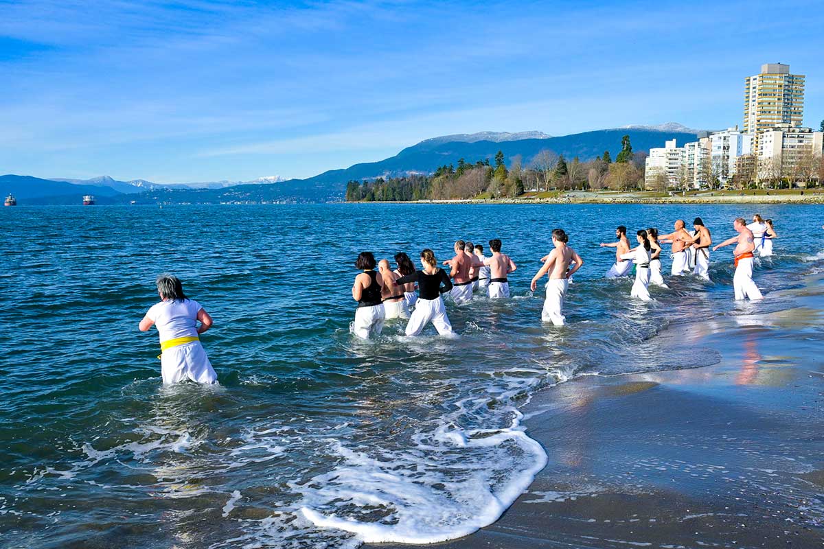 身を切るような冷たい冬のバンクーバーの海に入って寒稽古。2024年1月13日、バンクーバー市イングリッシュベイ。Photo by Koichi Saito/Japan Canada Today
