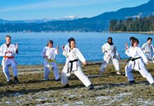 佐藤派糸東流空手、氷点下のバンクーバーで恒例の寒稽古 佐藤派糸東流空手道寒稽古の様子、「寒稽古は自分自身への挑戦」。2024年1月13日、バンクーバー市イングリッシュベイ。Photo by Koichi Saito/Japan Canada Today