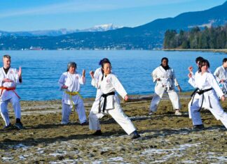 佐藤派糸東流空手、氷点下のバンクーバーで恒例の寒稽古 佐藤派糸東流空手道寒稽古の様子、「寒稽古は自分自身への挑戦」。2024年1月13日、バンクーバー市イングリッシュベイ。Photo by Koichi Saito/Japan Canada Today