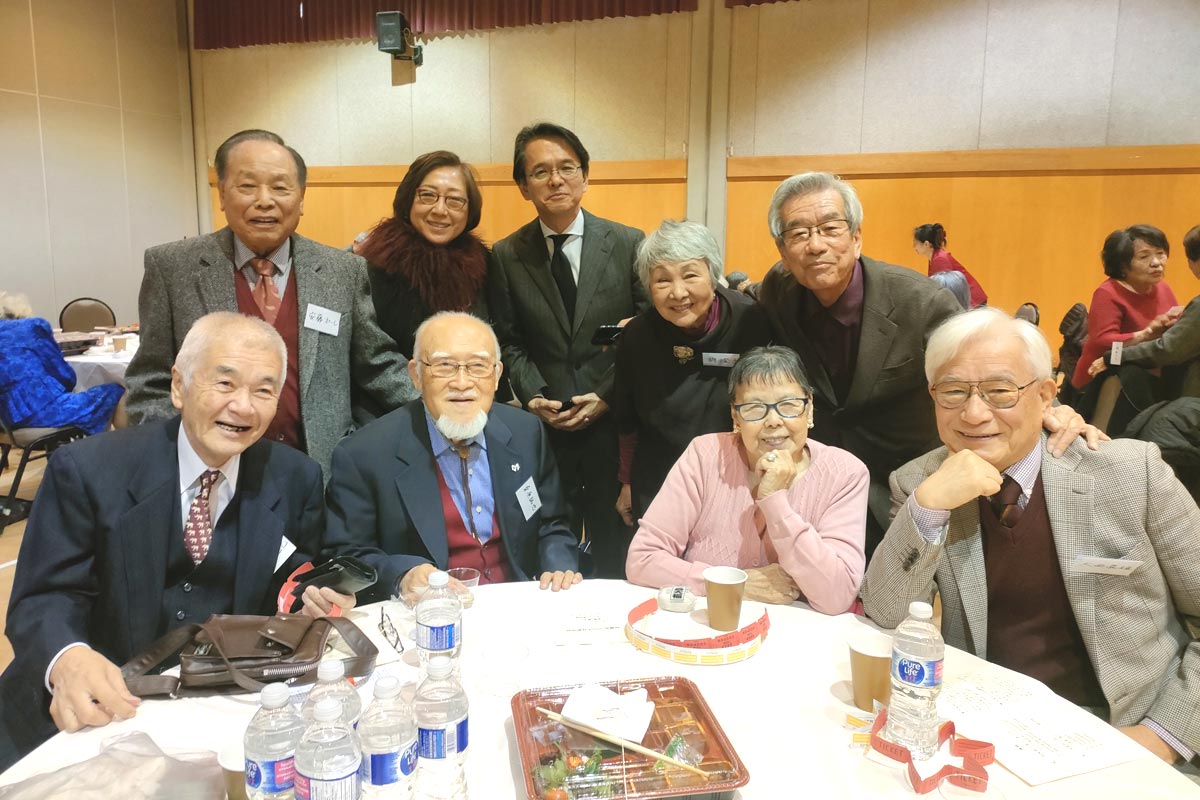 乾杯の音頭をとった会員最年長桑原誠也名誉会長（前列左から2人目）と、食後の和気あいあいとした雰囲気で。2024年1月11日、日系文化センター・博物館。Photo by 古川紋/Japan Canada Today