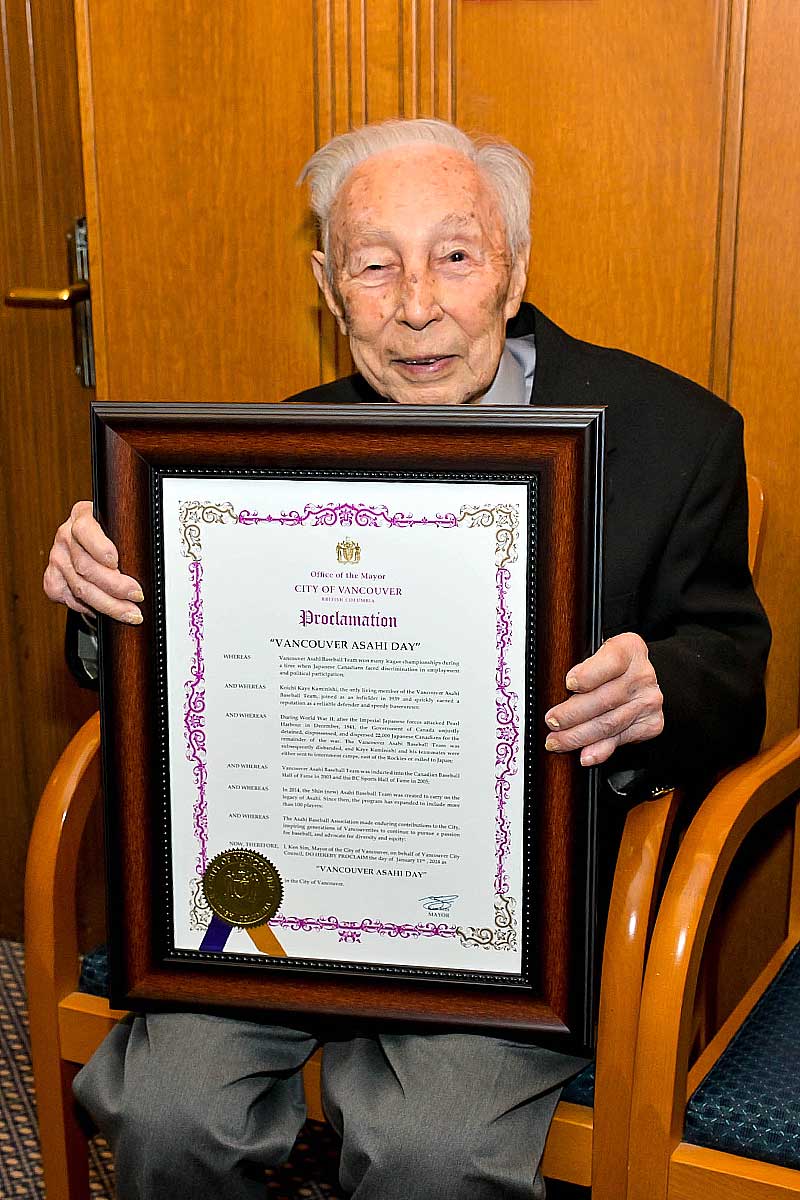 上西ケイさん、“Proclamation”を手に。2024年1月11日、バンクーバー市。Photo by Koichi Saito/Japan Canada Today