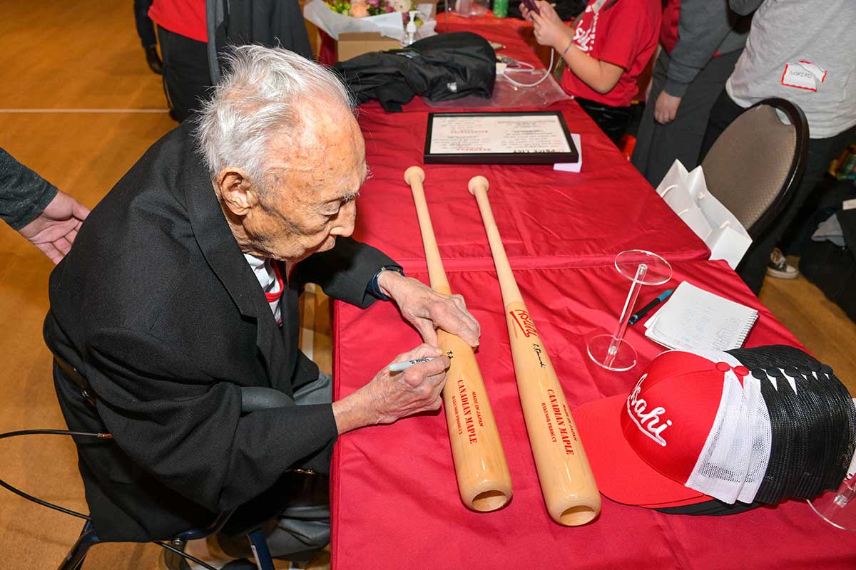 バットに力強くサインを書く上西さん。2024年1月7日、日系文化センター・博物館。Photo by ©Koichi Saito/Japan Canada Today