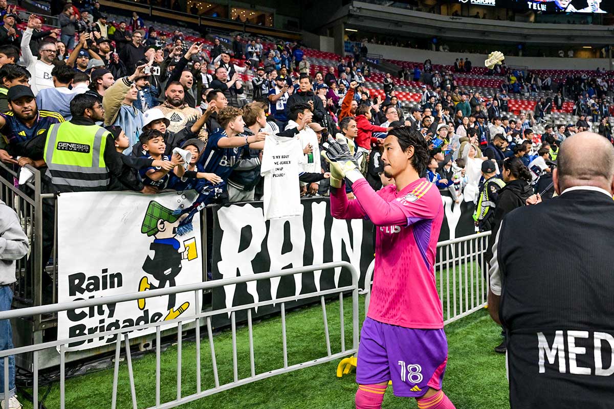 LAFCにホームで敗れ今季最終戦となった11月5日。ファンにあいさつしながら引き上げる高丘。2023年11月5日、BCプレース。Photo by Koichi Saito/Japan Canada Today