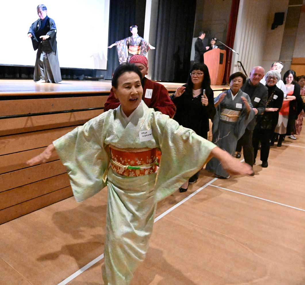 さつき会のリードによる盆踊り(Photo by Wendy Matsubuchi)