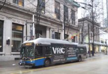 「カナダ“乗り鉄”の旅」第8回 日本では今年全廃!バンクーバーの“隠れた名物”トロリーバス バンクーバー中心部を走るトロリーバス(2023年12月21日、大塚圭一郎撮影)