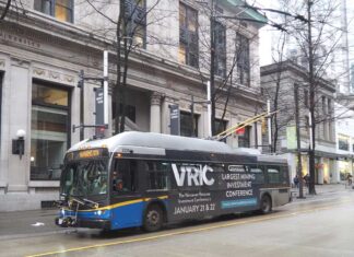 「カナダ“乗り鉄”の旅」第8回 日本では今年全廃!バンクーバーの“隠れた名物”トロリーバス バンクーバー中心部を走るトロリーバス(2023年12月21日、大塚圭一郎撮影)