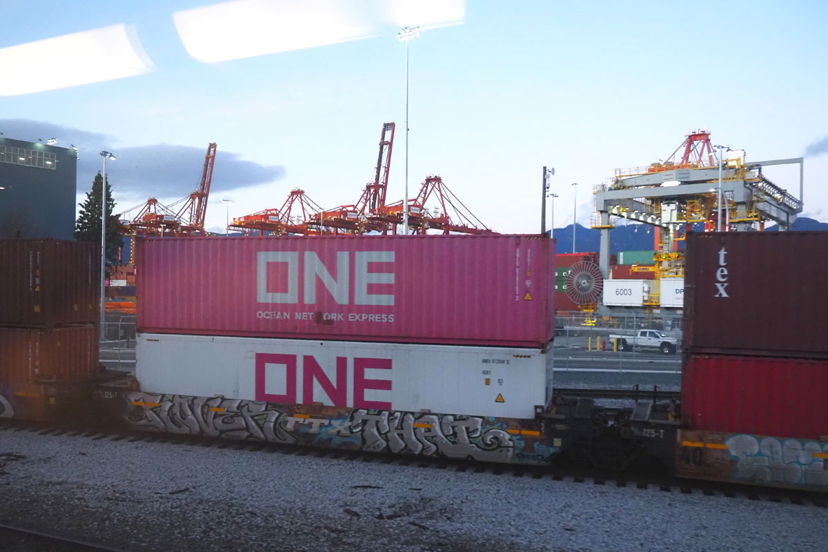 ウオーターフロント駅に隣接した貨物ヤードに積み上げられた「ＯＮＥ」のコンテナ（２３年１２月２２日、大塚圭一郎撮影）