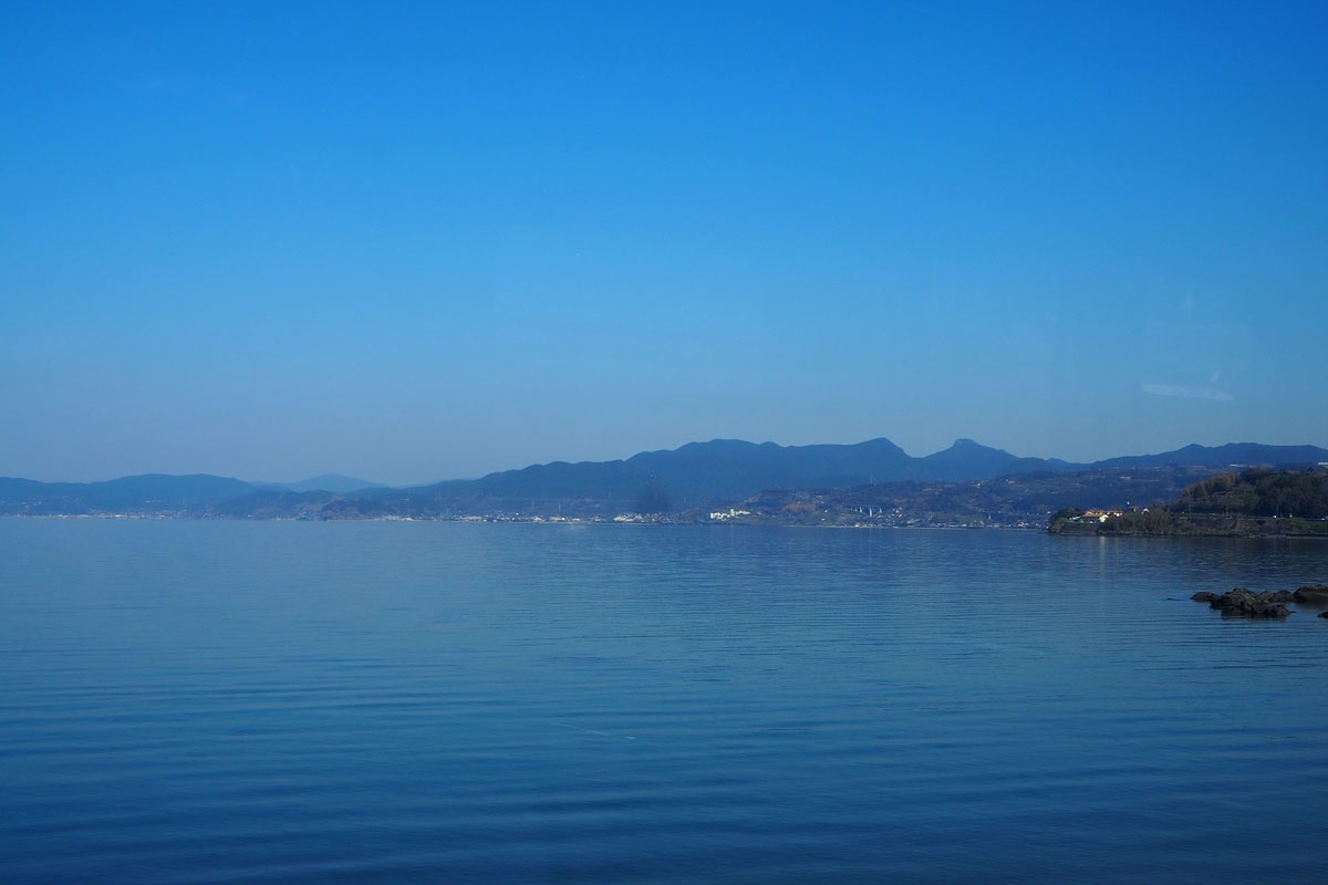 長崎県を走るＪＲ九州大村線から見た大村湾（２０年２月２２日、大塚圭一郎撮影）