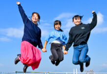 「カナダ滞在で得た自信とスピークアップの重要性―通訳翻訳者、長尾愛さんの人生の教訓」カナダの魅力を語る~シリーズ第3回 長尾愛さん、家族で。写真提供:長尾愛さん